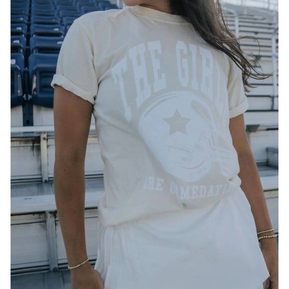 NEW FRIDAY + SATURDAY the girls are gamedaying tee in cream - Picture 3 of 4